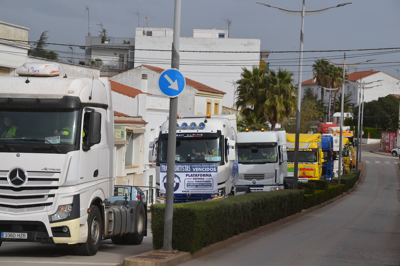 Una caravana de camiones atravesó el pueblo este domingo, con motivo de la huelga del transporte por carretera