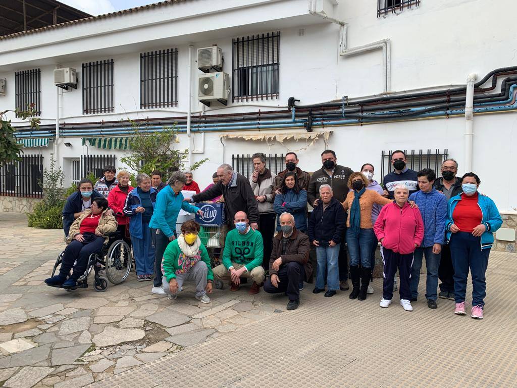 Entregados en el Hospital de Santiago 300 kilos de alimentos del ensayo solidario del Nazareno y la Esperanza