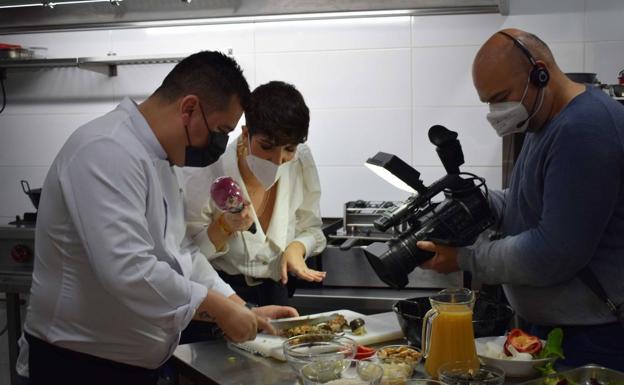 El arroz con bogavante, el rabo de toro y el pastelón, protagonistas en la tele durante el programa 'A esta hora'