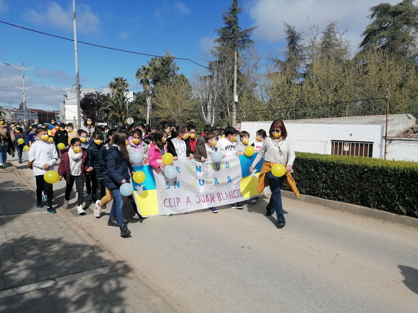 1000 escolares santeños en una marcha contra la guerra de Ucrania