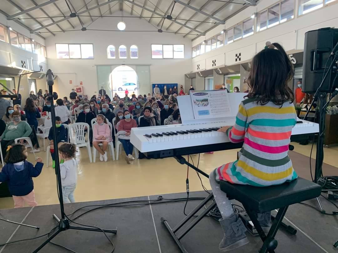 Primera audición de los alumnos de la Escuela de Música en el Mercado de Abastos