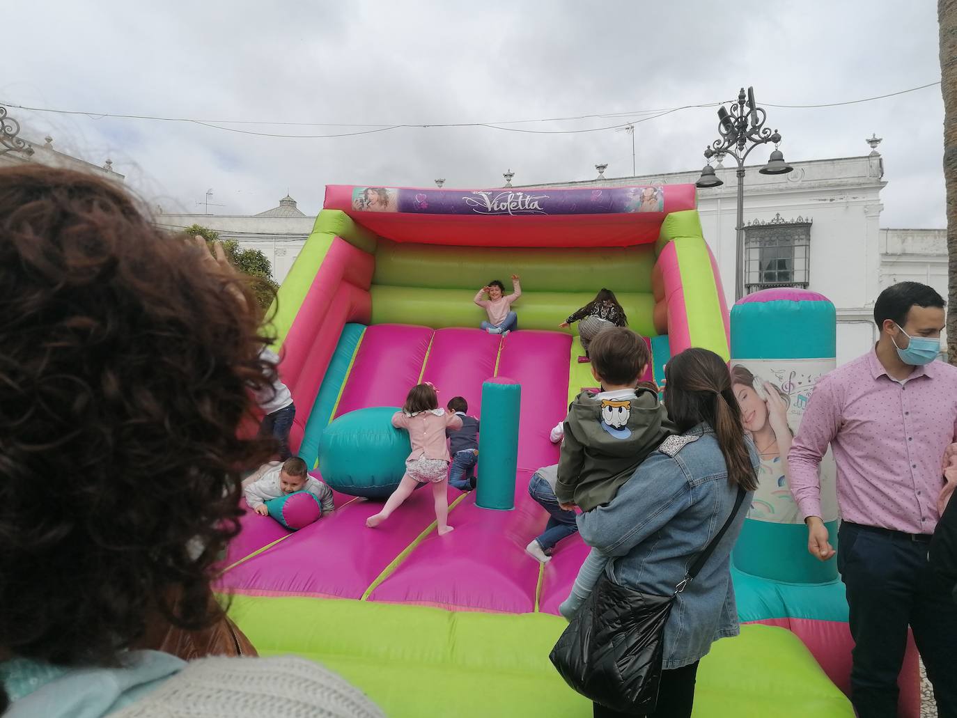 La 'Fiesta de la Burrita' ha llenado de alegría La Plaza de España de Los Santos