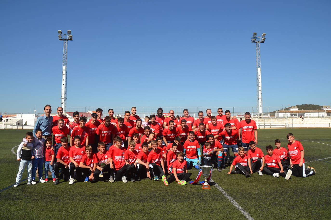 La Estrella celebra con la afición su título de campeón, en un partido que acabó con victoria visitante