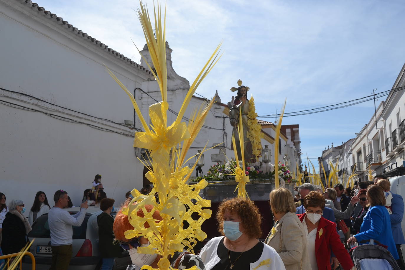 Luminoso Domingo de Ramos con la 'Burrita' desfilando por las calles de Los Santos en una solemne procesión