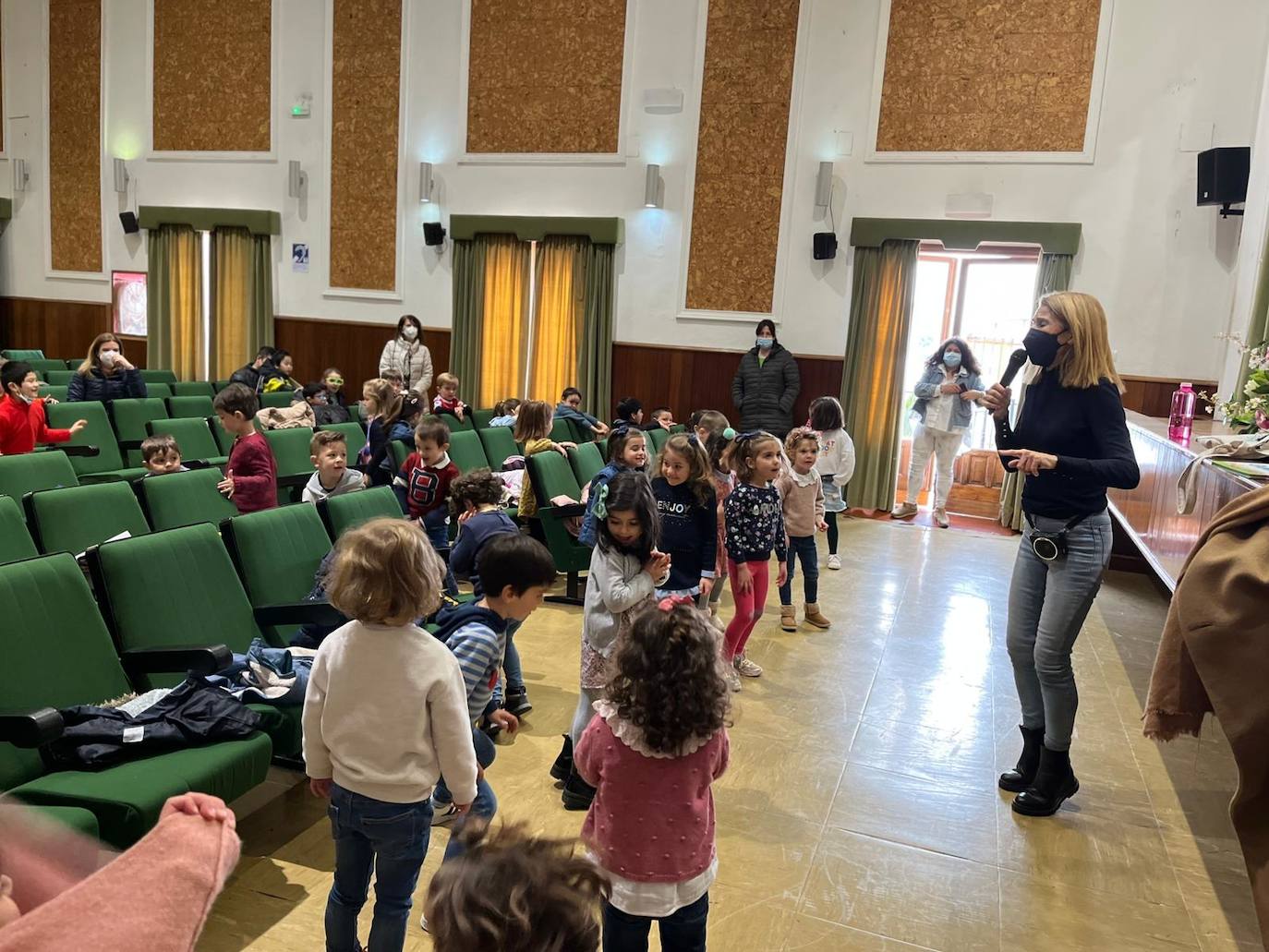 El Romero Muñoz se encuentra con la autora María Menéndez-Ponte