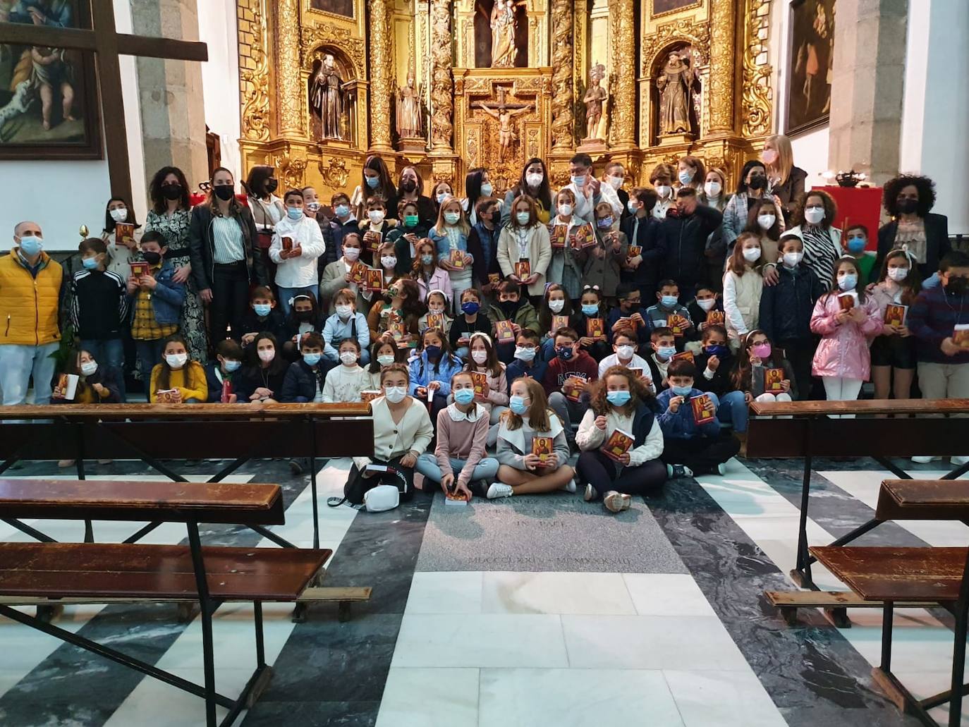 Los niños que este año harán la primera comunión, renovaron las promesas del bautismo