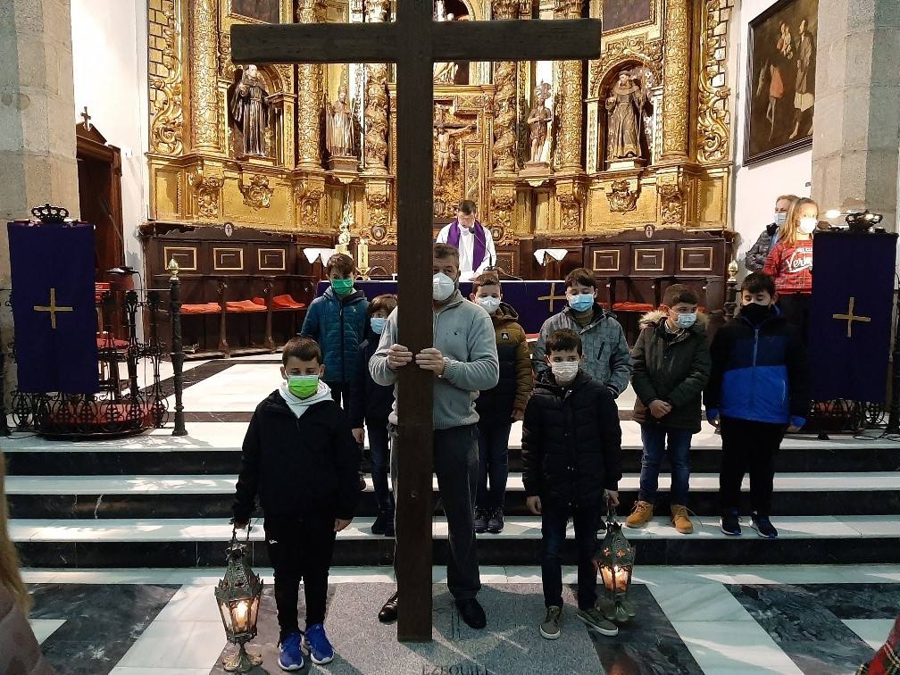 La lluvia impidió que el Vía Crucis saliera a la plaza y hubo de realizarse en el interior del templo parroquial