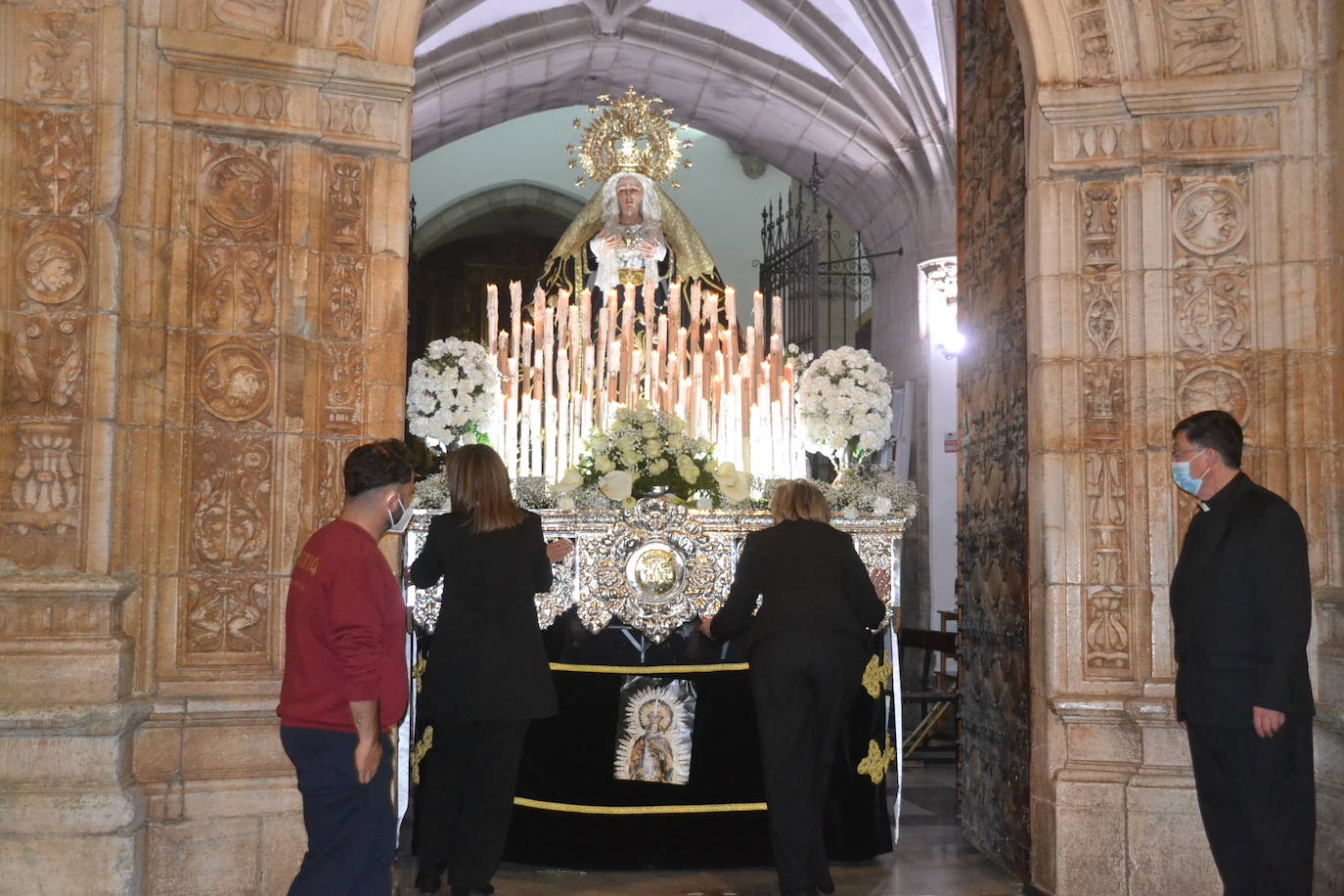 Solo mujeres acompañando a la Dolorosa la noche del Viernes Santo