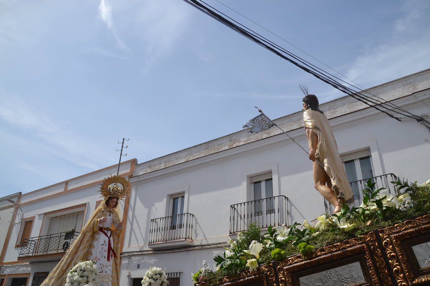 Luminosa y alegre procesión del Resucitado y la Virgen de la Candelaria