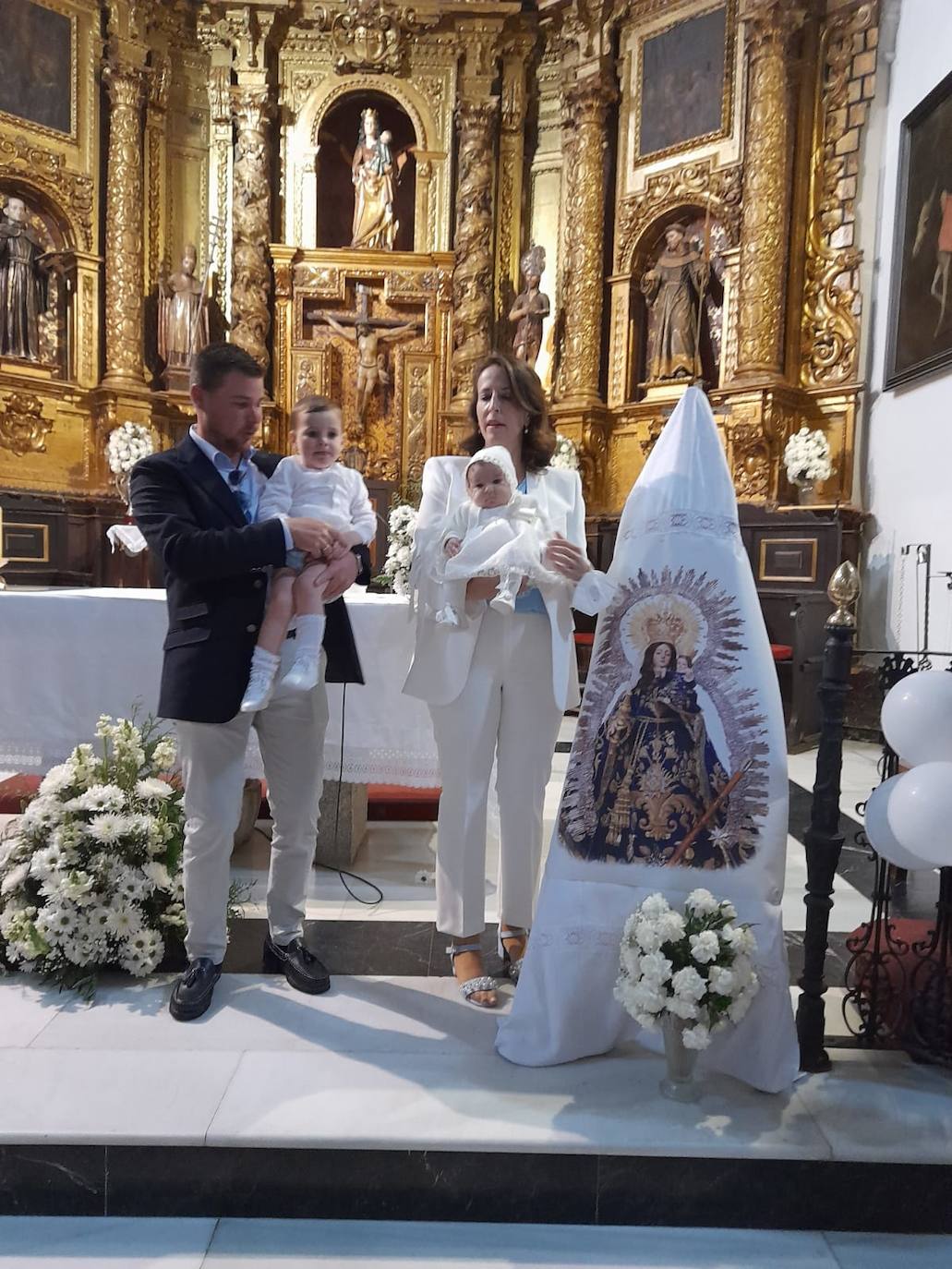 Carlota, la primera niña nacida el 2022, también ha sido la primera bautizada por Pascua en la Parroquia