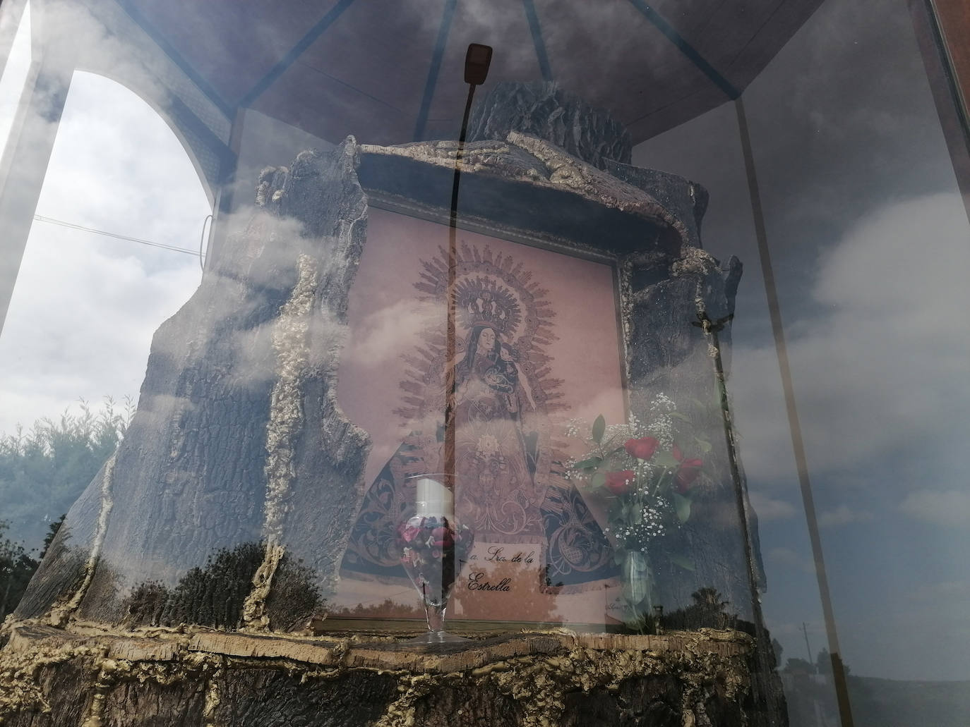 Los santeños continúan rezándole a la Virgen de la Estrella en la Imagen bendecida de la misma que está en el Árbol Gordo