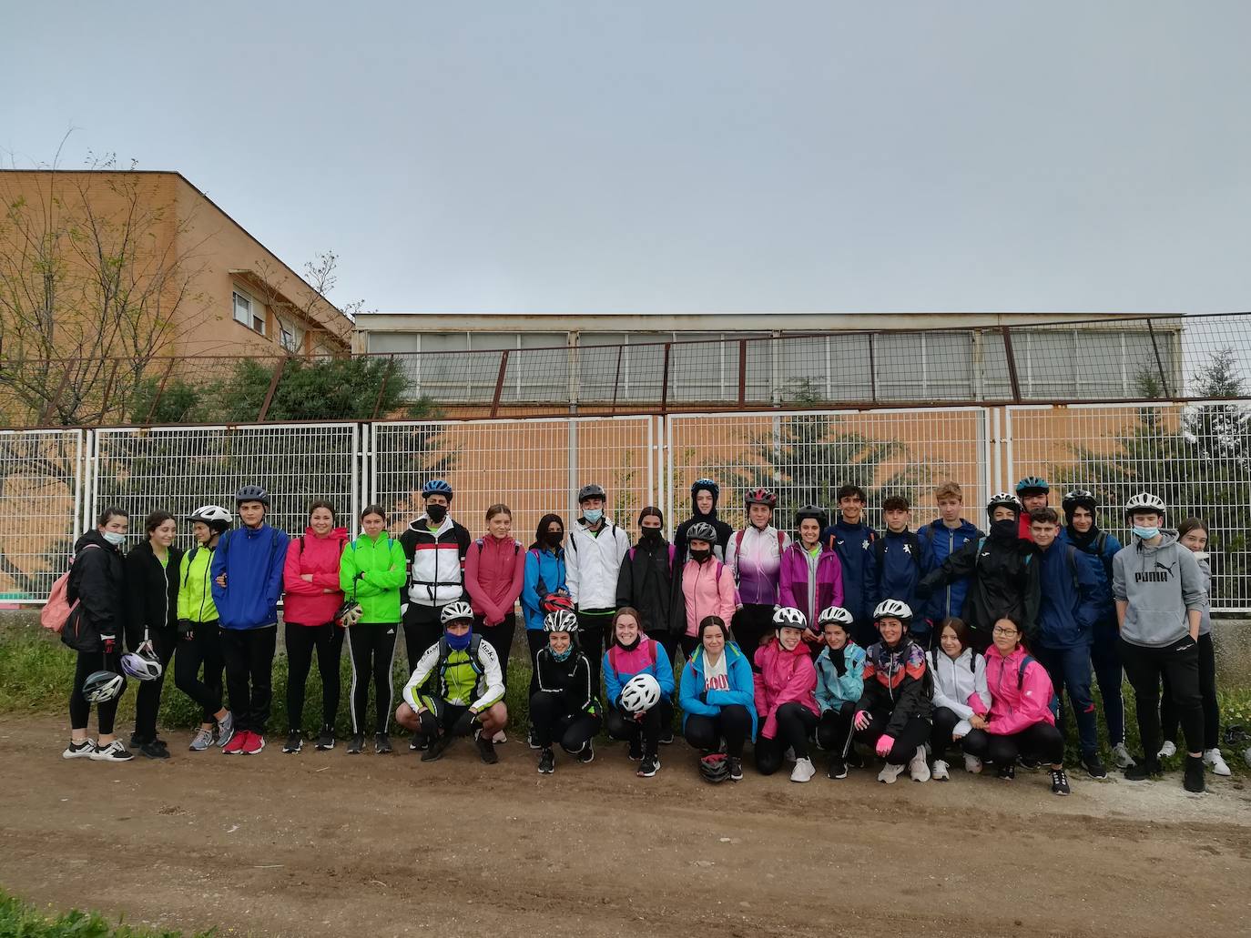 Los alumnos de primero de bachillerato del Instituto, han iniciado 'La Ruta de la Plata en bicicleta'