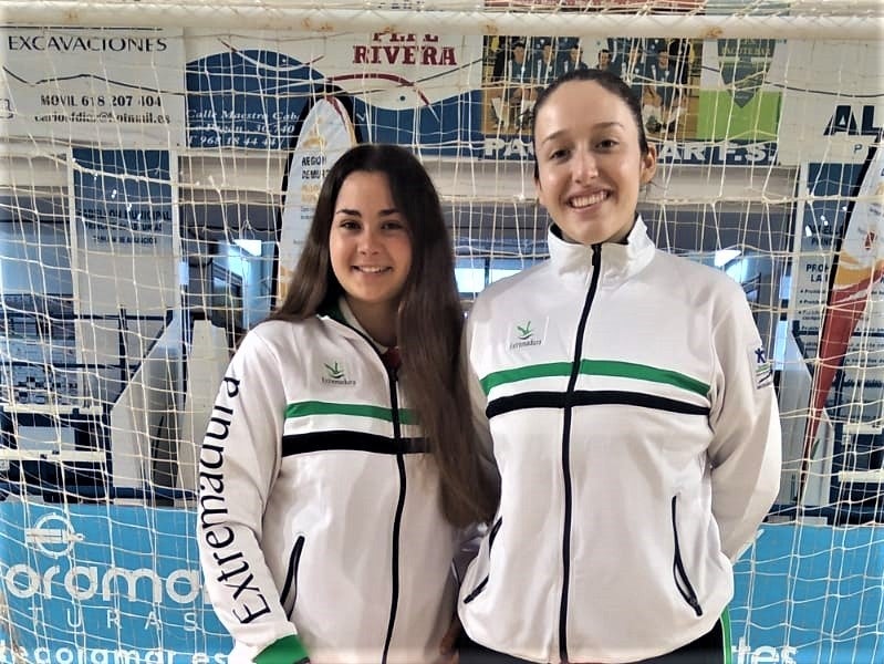 Santeñas con la extremeña de balonmano en Murcia