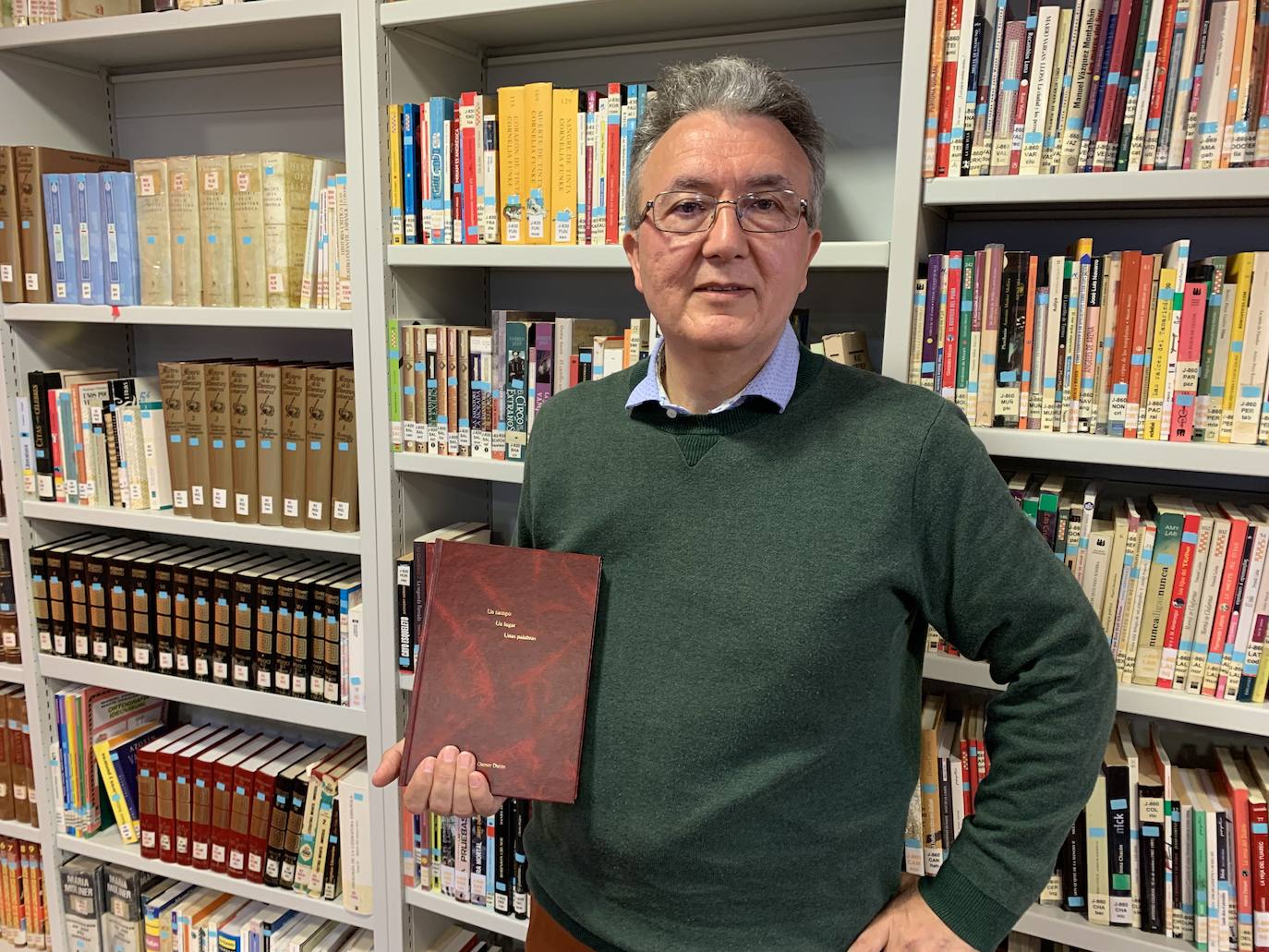 Gumer Durán dona a la biblioteca su diccionario de palabras y expresiones santeñas de las que se impregnó durante su niñez