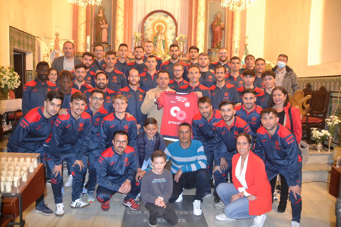 La U.C. la Estrella ofrece a la patrona de Los Santos el ascenso a Tercera, llevando flores a la Virgen