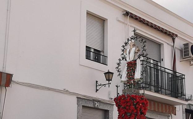 Los vecinos de la calle Ribera ya han vestido su Cruz de mayo