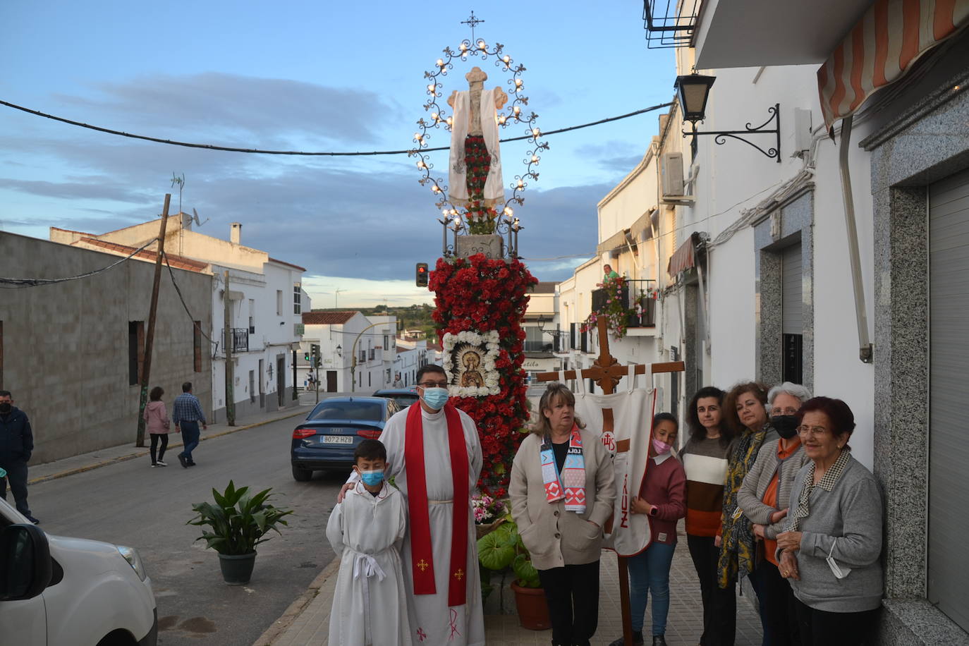 Los vecinos de la calle Ribera, siguen cumpliendo con el rito de 'vestir' a su Cruz de piedra
