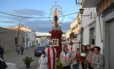 Los vecinos de la calle Ribera, siguen cumpliendo con el rito de 'vestir' a su Cruz de piedra