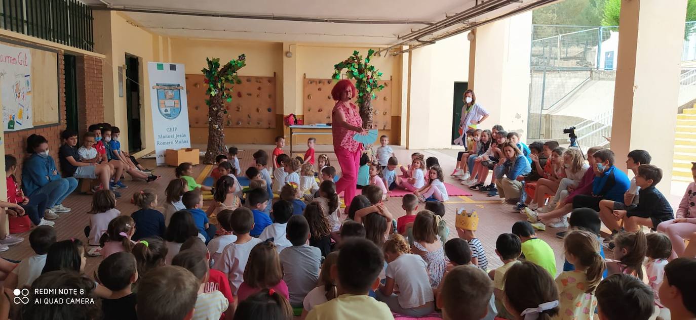 La escritora Carmen Gil recibida en el Romero Muñoz