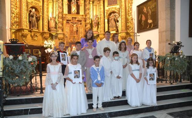 Este domingo de la Ascensión han hecho la primera comunión los 11 niños componentes de 4º grupo