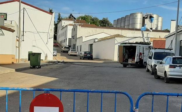 Un camión cisterna se lleva por delante los cables que cruzan una calle junto a la Charca