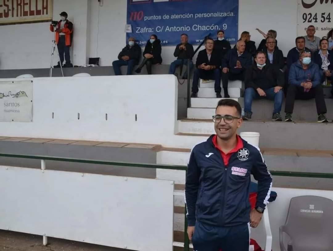 La U.C. la Estrella hace oficial la renovación de Victor Montaño como 'segundo' de Sabino