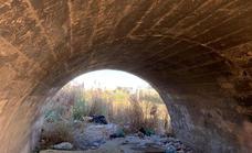 El puente de los tres ojos lleno de basuras dejadas por un asentamiento nómada