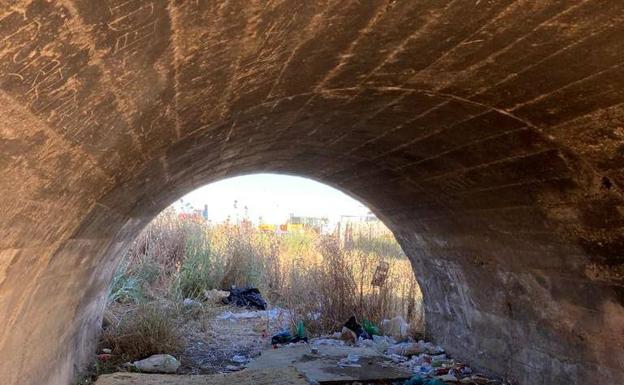 El puente de los tres ojos lleno de basuras dejadas por un asentamiento nómada