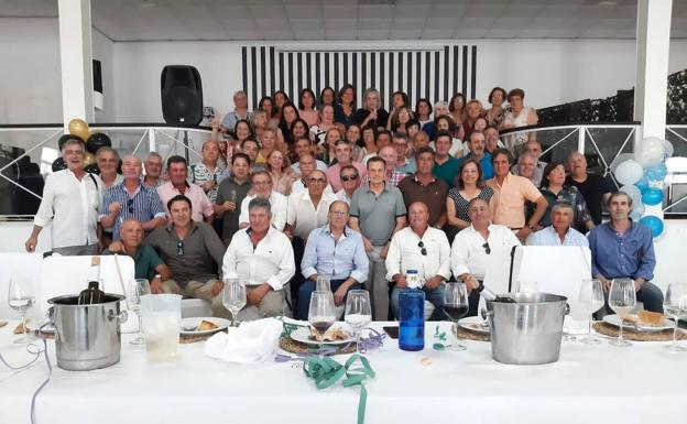 Un grupo de nacidos en Los Santos, han celebrado sus sesenta años con una fiesta en común