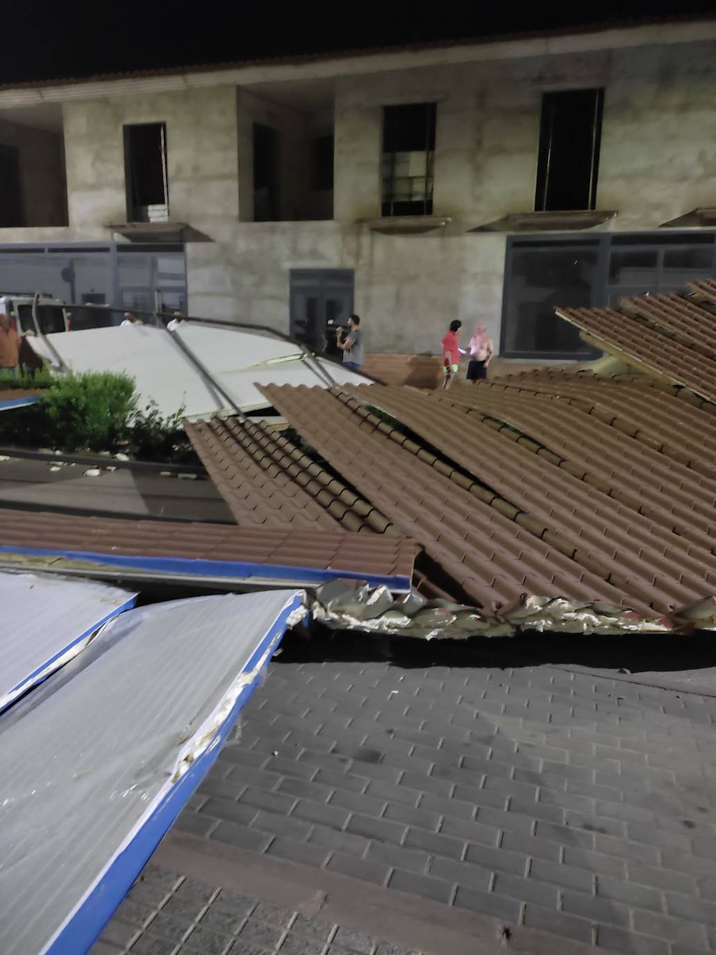Un pequeño tornado hizo volar ayer la cubierta de un edificio en la calle Guadiana