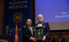 El médico Alberto Becerra ha sido distinguido con la medalla de oro del Colegio de Médicos de Badajoz