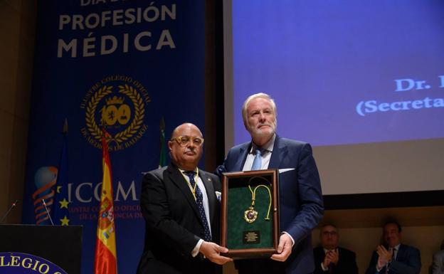 El médico Alberto Becerra ha sido distinguido con la medalla de oro del Colegio de Médicos de Badajoz