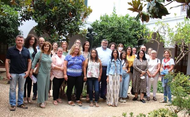 Los 15 alumnos formados en jardineria, en la Escuela Dual, han recibido sus diplomas