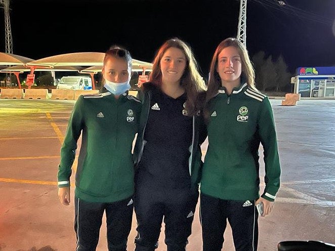 Elena Pachón y Lucia Álvarez disfrutan con la Selección Extremeña de fútbol en Murcia