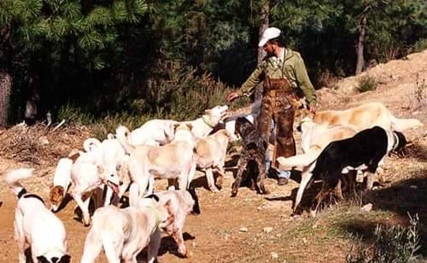 La sociedad de cazadores de Los Santos podría expulsar a los dueños de perros sueltos por el acotado