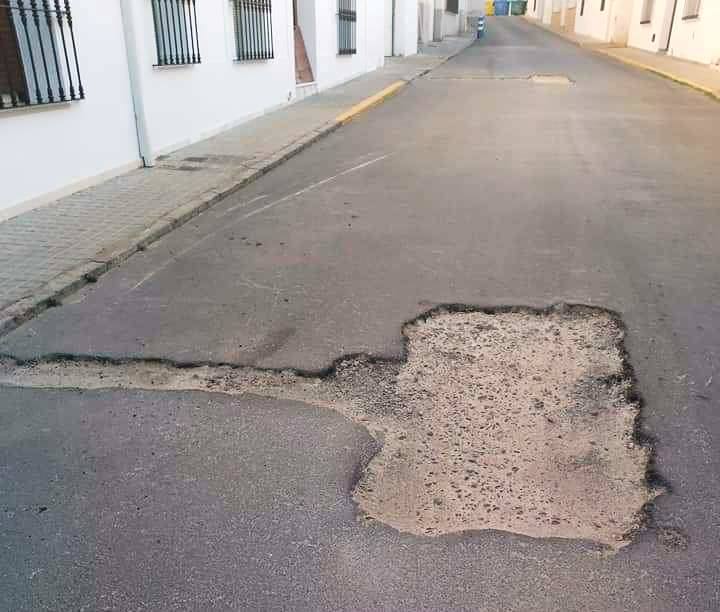 Los vecinos de la calle Castillo se quejan de los baches sin tapar que recorren casi toda la vía