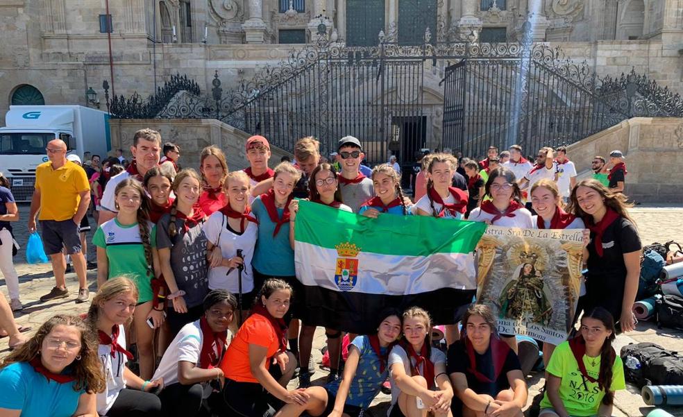 El grupo de jóvenes de la Parroquia de Los Santos llegaron este sábado a Santiago de Compostela