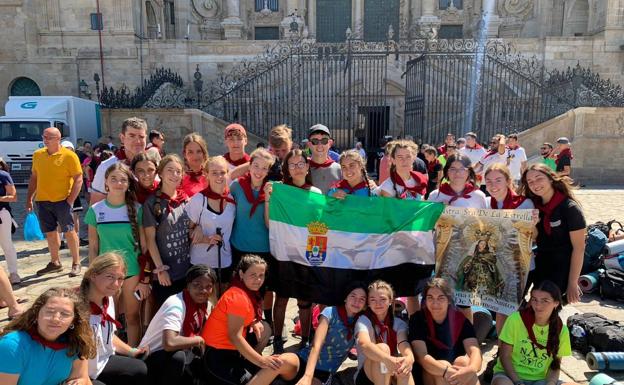 El grupo de jóvenes de la Parroquia de Los Santos llegaron este sábado a Santiago de Compostela