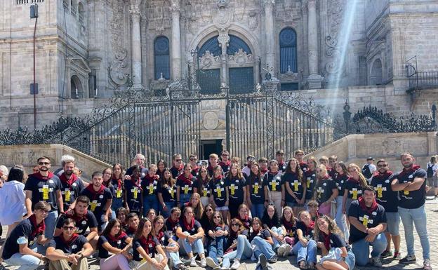 Los jovenes peregrinos santeños abrazaron a Santiago y asistieron a la misa de peregrinos
