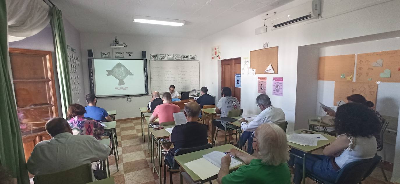 Los guías turísticos voluntarios de Los Santos se forman para enseñar el patrimonio del pueblo