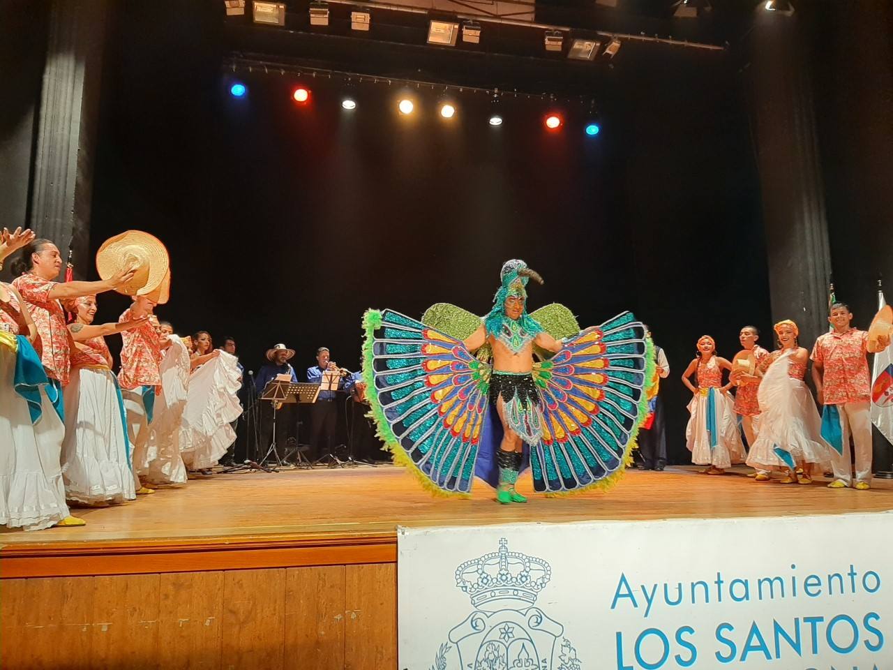 El grupo de Colombia entusiasmó al público con su espectáculo en el Monumental junto a otro de México