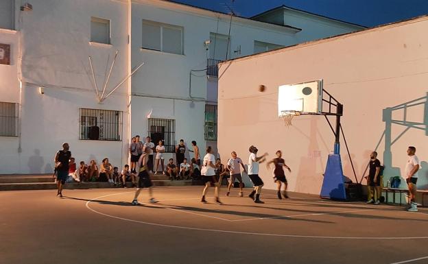Torneo de baloncesto 3x3 en recuerdo del maestro Antonio Martínez en la cancha donde enseñó