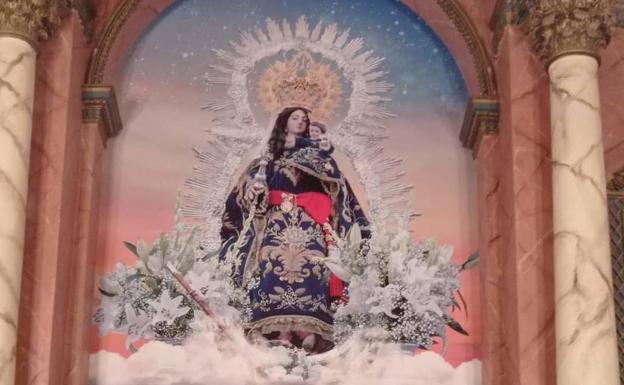 El altar de la Virgen de la Estrella luce una nueva fotografía que cubre todo el hueco del camarín