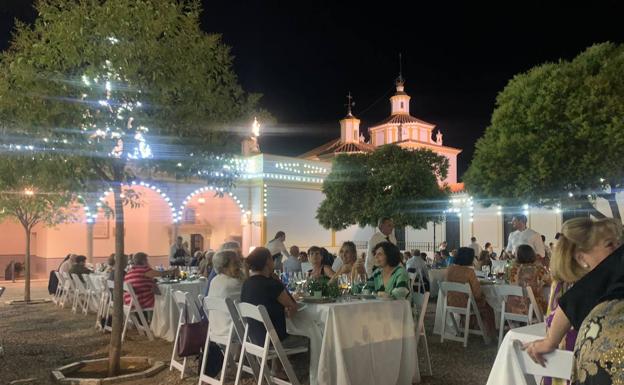 La cena organizada por la Cofradía de la Virgen deja 1.900 euros que se destinarán a restaurar la imagen