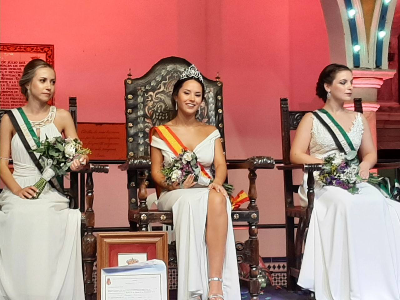 En una gala elegante y muy festiva se coronó reina de la Fiesta de la Vendimia la joven Carla Váquez Montaño