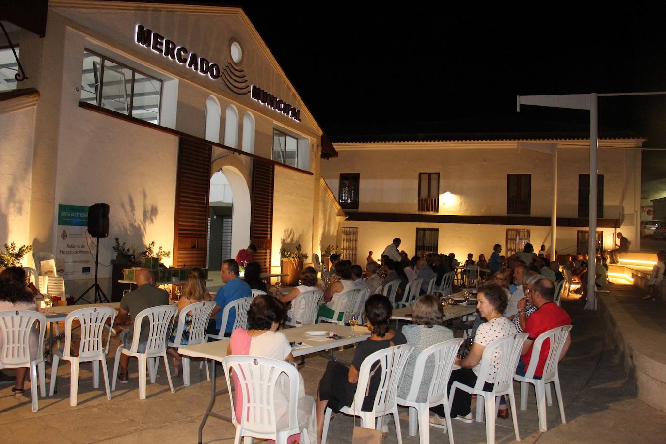 La plaza del Mercado de Abastos acogía la cata popular de vinos elaborados con la uva Eva o Beba de Los Santos