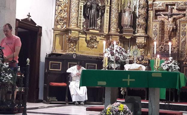El grupo de adoración al Santísimo de la Parroquia no ha dejado de celebrar el jueves ecuarístico