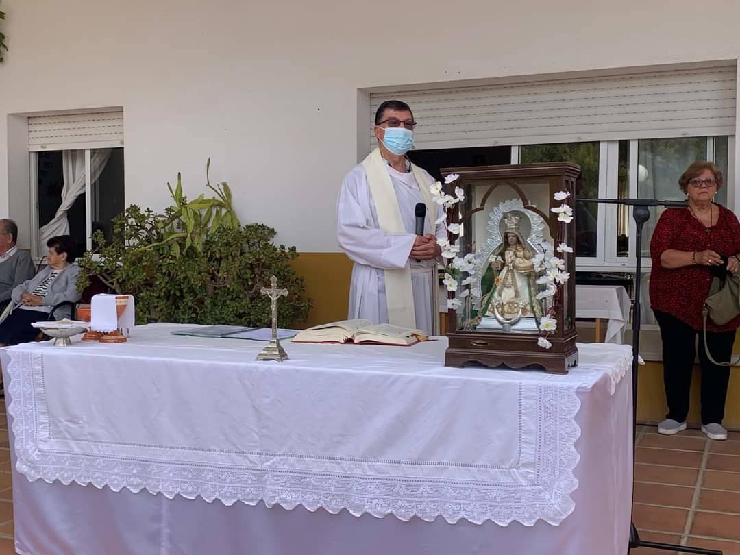 La residencia de mayores celebra, con una misa, la llegada de una 'capilla' con la imagen de la Virgen de la Estrella