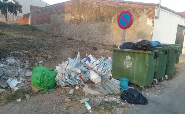 En algunos puntos de recogida de basura, se siguen tirando escombros y rípios sin control