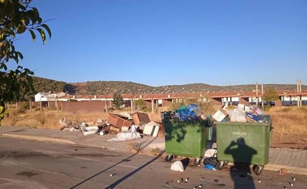 Los vecinos siguen quejándose de los vertidos inadecuados junto a los contenedores y piden más vigilancia